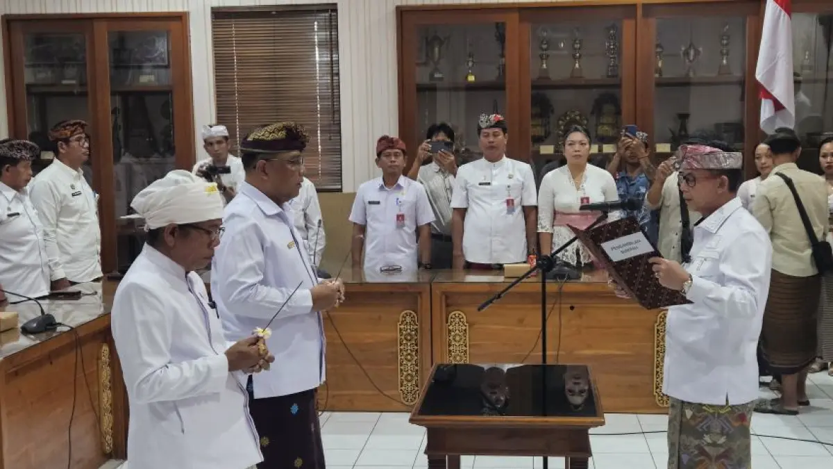 Bupati Klungkung I Made Satria mengganti posisi Sekda Klungkung, Senin (28/9/2026). (Adi Prabawa/Bali Express)