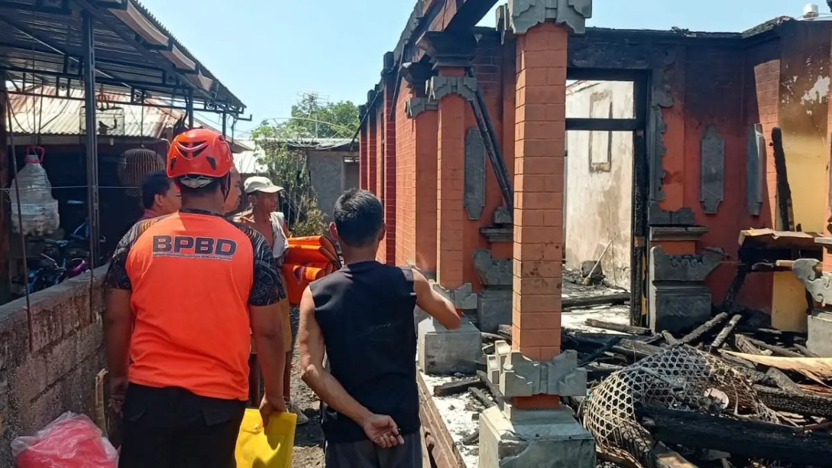 Kondisi bangunan rumah warga dan pelinggih pasca mengalami kebakaran di Buleleng. (Ist)