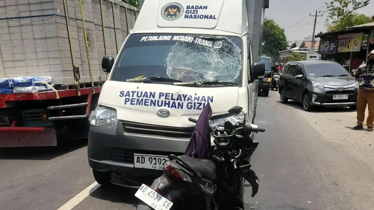 Kondisi mobil operasional MBG yang kecelakaan di Jalan Gabugan-Gemolong, Desa Slogo, Kecamatan Tanon, Sragen, Selasa (29/9/2026). (Ist)