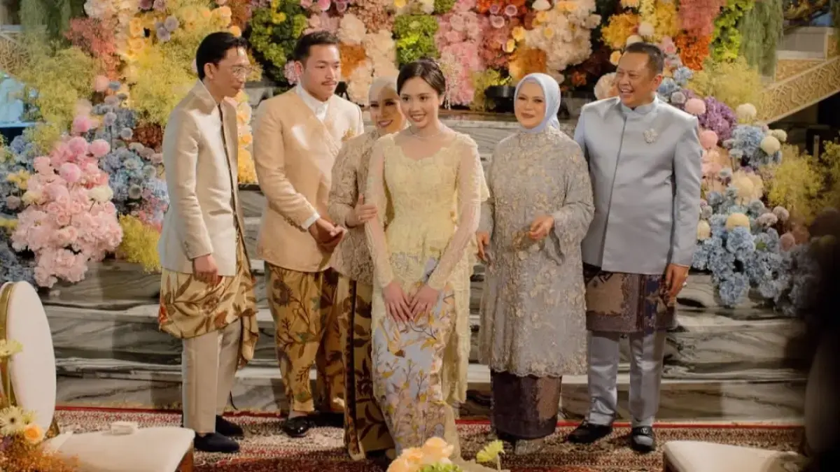 Momen lamaran Abe Hoed dan Bella yang digelar akhir pekan lalu. (Instagram: melly_goeslaw)