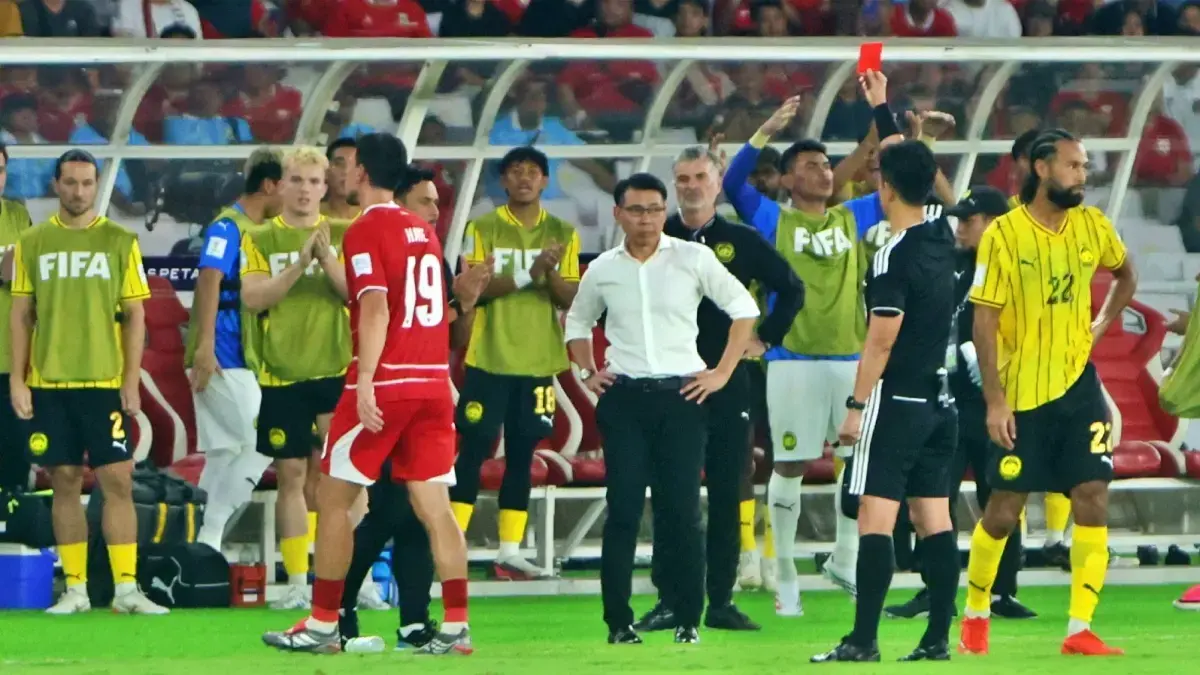 Pemain Timnas Indonesia, Thom Haye (19) menerima kartu merah saat melawan Malaysia di FIFA ASEAN Cup 2026. (Dery Ridwansah/JawaPos.com)