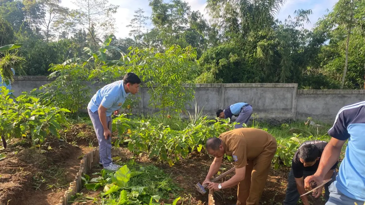 Siswa SMKN 2 Tegallalang dilatih berkebun.