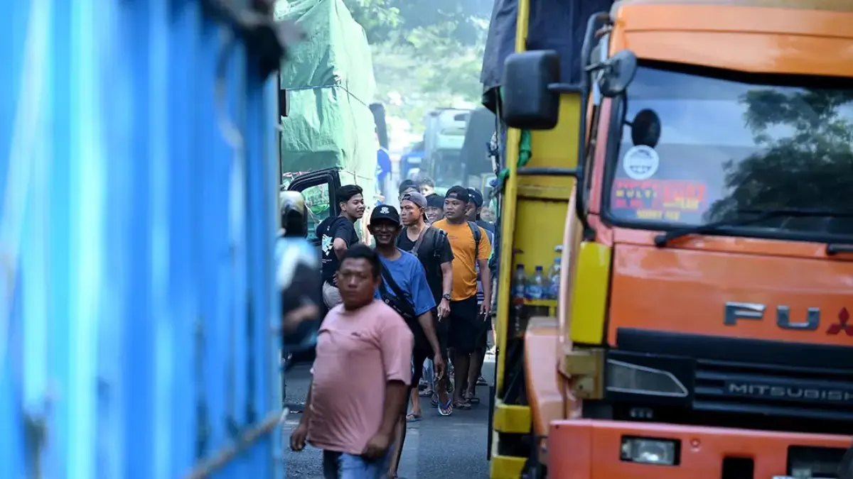 TIDAK ADA CELAH LAGI: Sejumlah sopir truk turun dari kendaraan saat terjebak macet di dekat kawasan Watudodol, Jumat (18/9). (Ramada Kusuma/Radar Banyuwangi)