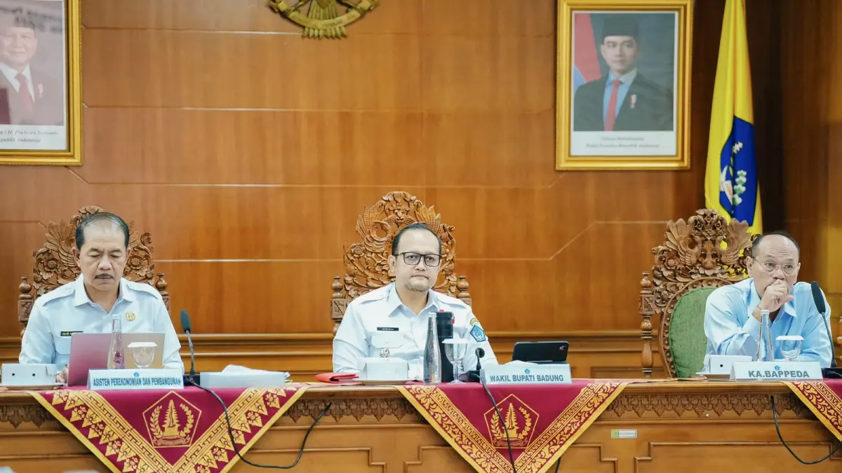 RAPAT: Wabup Bagus Alit Sucipta saat memimpin Rakor Penanggulangan Kemiskinan Tahun 2026 di Ruang Rapat Kriya Gosana, Puspem Badung, Rabu (30/9). (PROKOMPIM SETDA BADUNG)