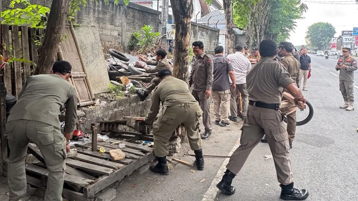 Satpol PP Badung saat membongkar bangunan semi permanen di Jalan Gatot Subroto Barat, Rabu (30/9). (ist)