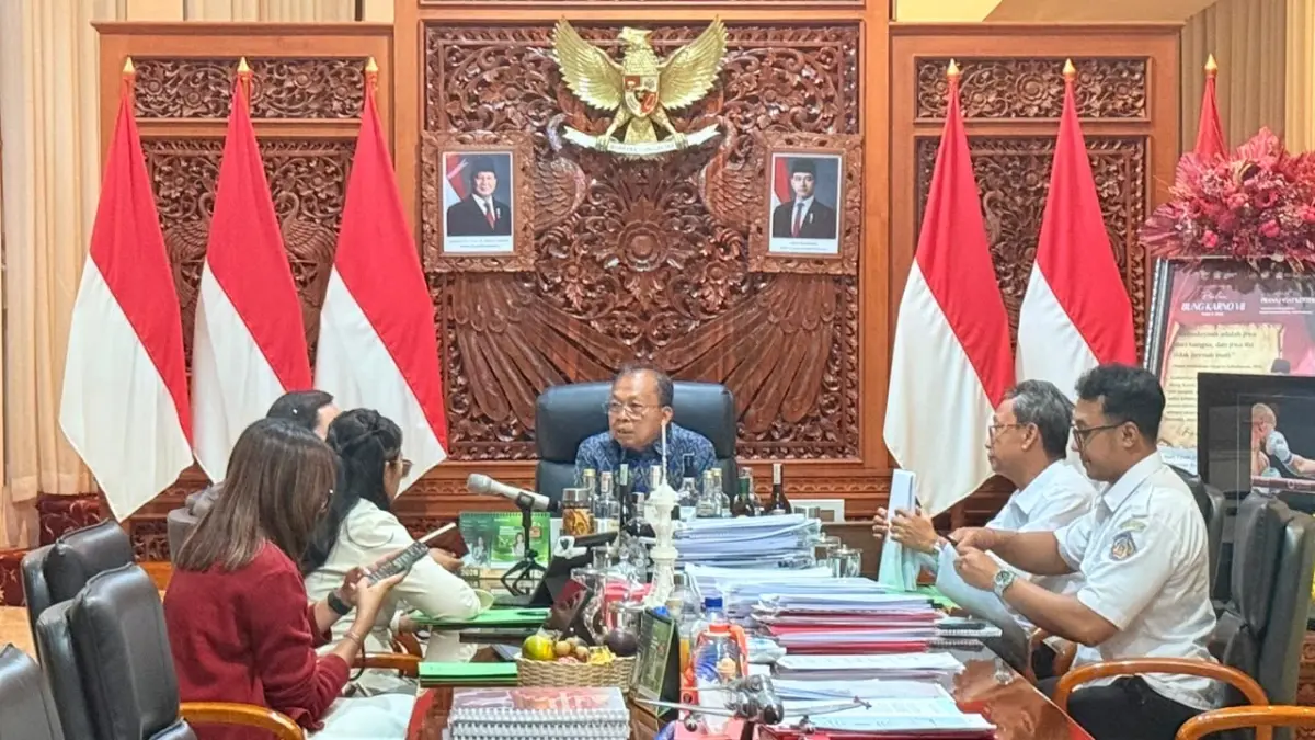REALISASI:&nbsp;Gubernur Bali Wayan Koster mengikuti rapat secara virtual melalui Zoom, Rabu (30/9) malam
