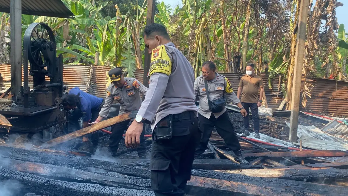 Puing-puing gudang kayu di Banjar Abianlalang-Celebuh, Desa Wanasari setelah terbakar Kamis (1/10/2026) pagi. (Ist)
