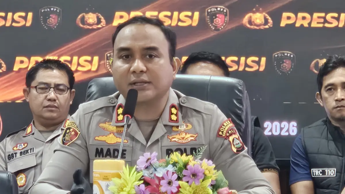 Kapolres Karangasem AKBP I Made Santika bersama saat melaksanakan press rilis di Polres Karangasem, Jumat (2/10/2026). (Adi Prabawa/Bali Express)