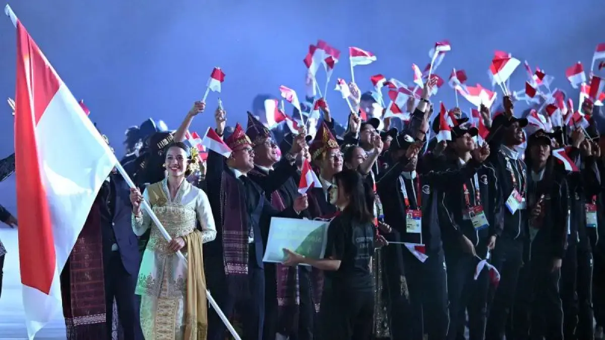 Pebasket Dewa Ayu Made Sriartha Kusuma Dewi (kiri) membawa bendera Merah Putih saat defile Kontingen Indonesia dalam Asian Games 2026 di Stadion Paloma Mizuho, Nagoya, Aichi, Jepang, Sabtu (19/9/2026). Indonesia mengirimkan sebanyak 430 atlet yang tampil pada 35 cabang olahraga dengan target perolehan empat medali emas pada kompetisi olahraga terbesar se-Asia yang digelar 19 September hingga 4 Oktober 2026 itu. ANTARA FOTO/Fauzan/YU