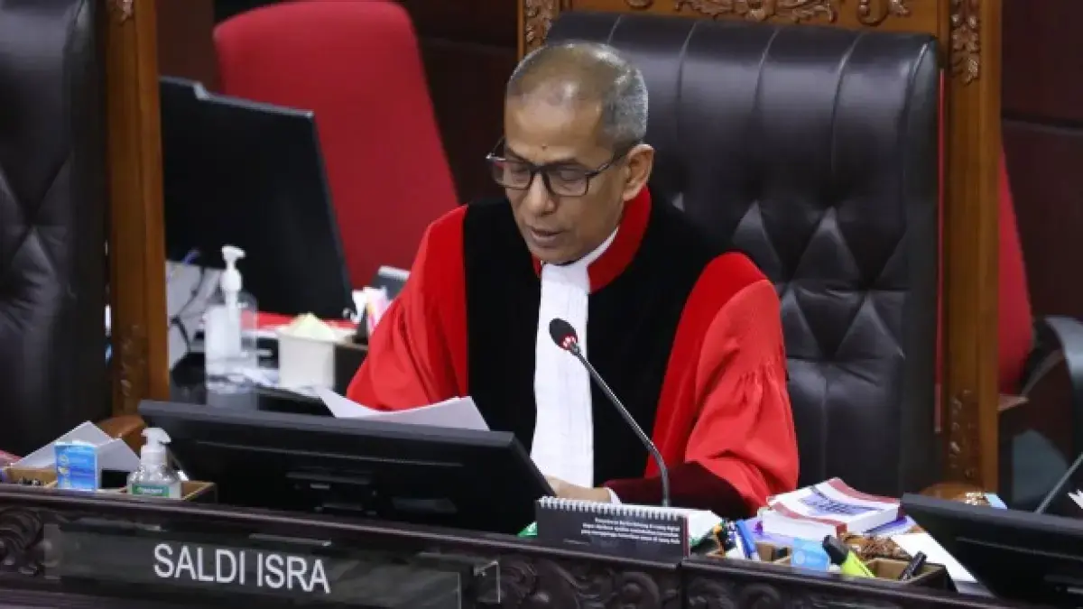 Hakim Konstitusi Saldi Isra dalam persidangan di Mahkamah Konstitusi. (Humas MK)
