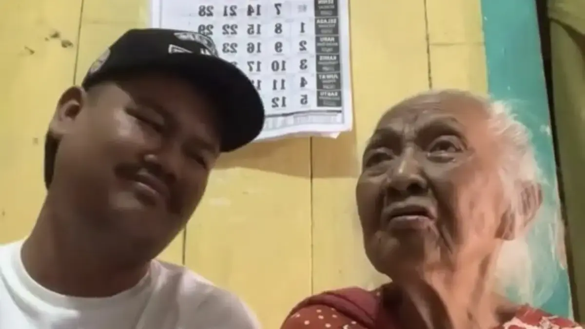 Mbah Legina yang viral lewat video interaksi bersama cucunya Refido Kriska tutup usia. (TikTok @refidokriska)