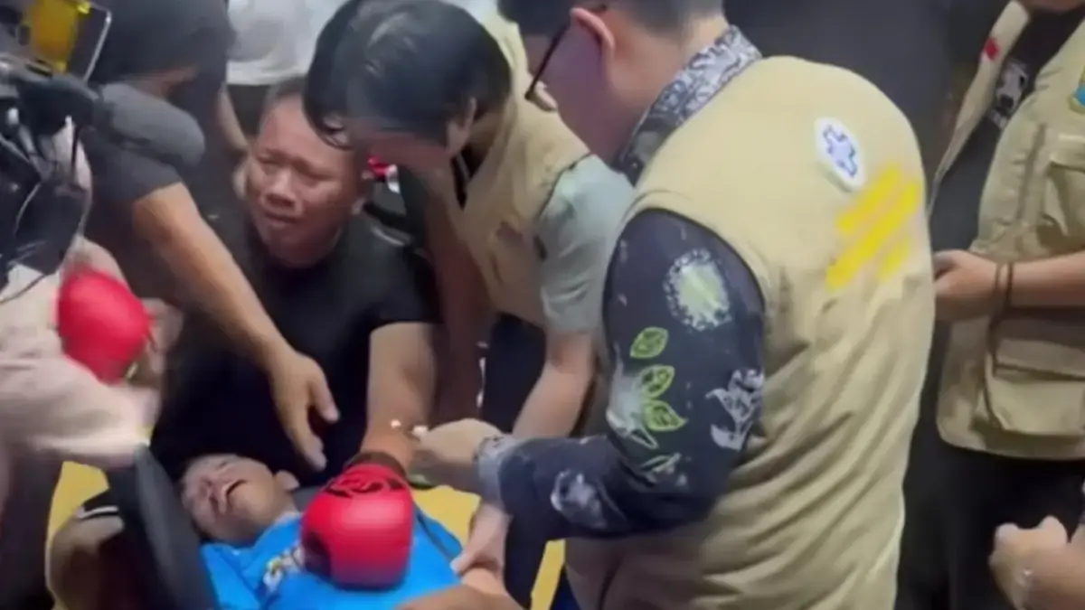 Vicky Prasetyo menangis melihat Dede Sunandar pingsan usai terkena pukulan dirinya di atas ring tinju. (TikTok)