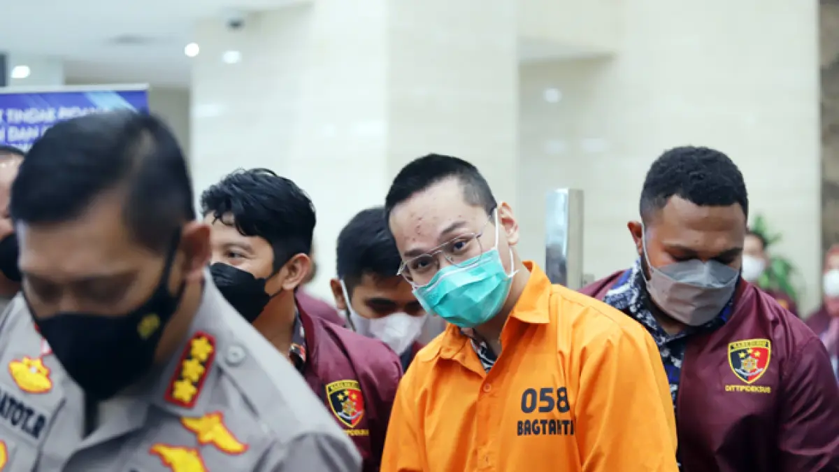 Bareskrim Polri menampilkan tersangka kasus penipuan dan tindak pidana pencucian uang (TPPU) Indra Kesuma alias Indra Kenz terkait aplikasi Binomo. "Kesempatan kali ini izinkan saya menyampaikan permohonan maaf sebesar-besarnya pada seluruh masyarakat Indonesia khususnya yang mengenal dunia trading," ujar Indra Kenz di Bareskrim Polri, Jumat (25/3/2022). Foto: Dery Ridwansah/ JawaPos.com