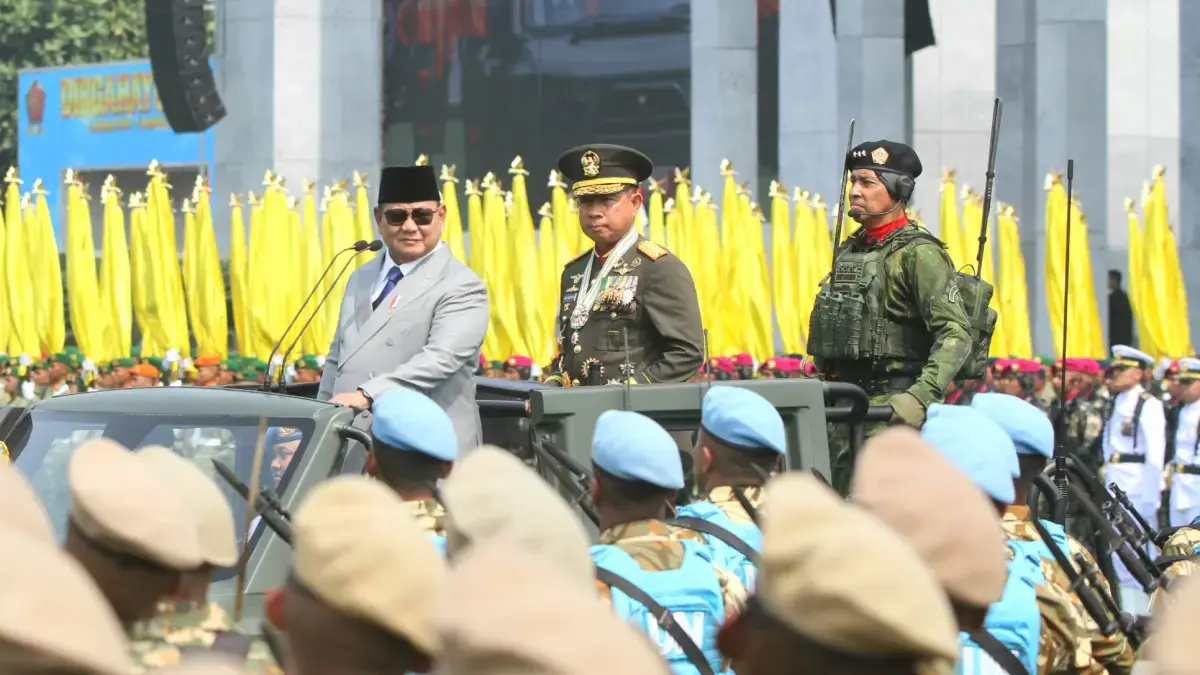Presiden Prabowo Subianto bersama Panglima TNI Jenderal TNI Agus Subiyanto melakukan pemeriksaan pasukan saat peringatan Hari Ulang Tahun (HUT) ke-81 Tentara Nasional Indonesia (TNI) di Mabes TNI Cilangkap, Jakarta Timur, Senin (5/10/2026). (Dery Ridwansah/ JawaPos.com)