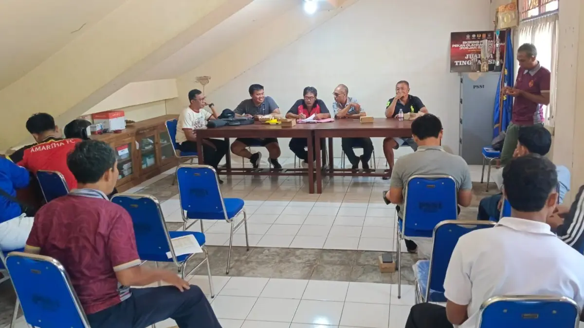 Suasana technical meeting di Sekretariat PSSI Buleleng. (Ist)