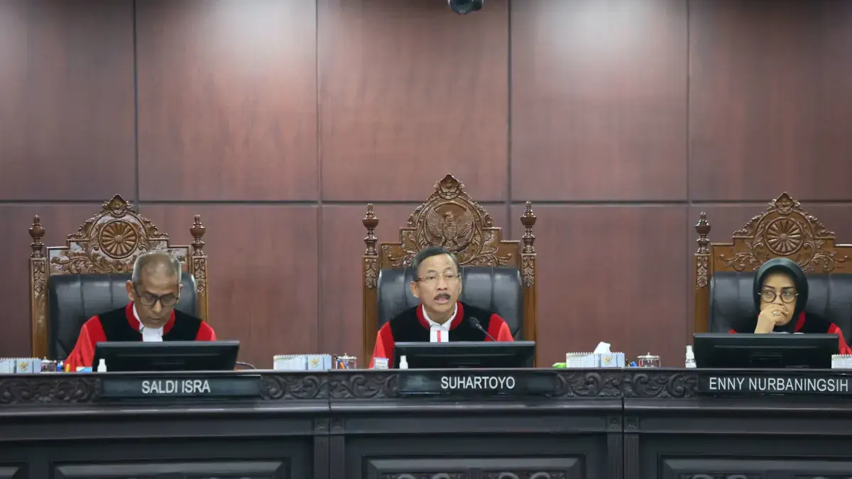 Ketua Hakim MK Suhartoyo (tengah) memimpin sidang putusan perkara Perselisihan Hasil Pemilihan Umum (PHPU) Presiden dan Wakil Presiden Tahun 2024 terkait keabsahan syarat pendidikan Wakil Presiden Gibran Rakabuming Raka di Gedung MK, Jakarta, Selasa (6/10/2026). (Dery Ridwansah/ JawaPos.com)