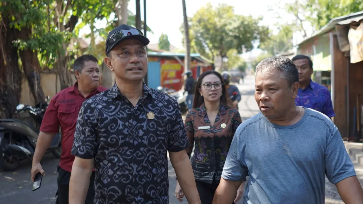 Kunjungan Komisi II DPRD Buleleng ke Jalan Tasbih Singaraja, terkait keluhan pedagang kaki lima atas proyek drainase. (Ist)