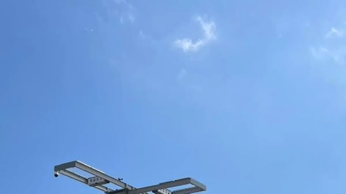 Tampak dalam foto di atas adalah drone dan dock sebagai bagian dari infrastruktur pendukung pilot project pengiriman makanan menggunakan drone di Nuanu Creative City, Bali. Dock berfungsi sebagai titik lepas landas dan pendaratan drone, sekaligus mendukung proses operasional drone selama pengiriman.