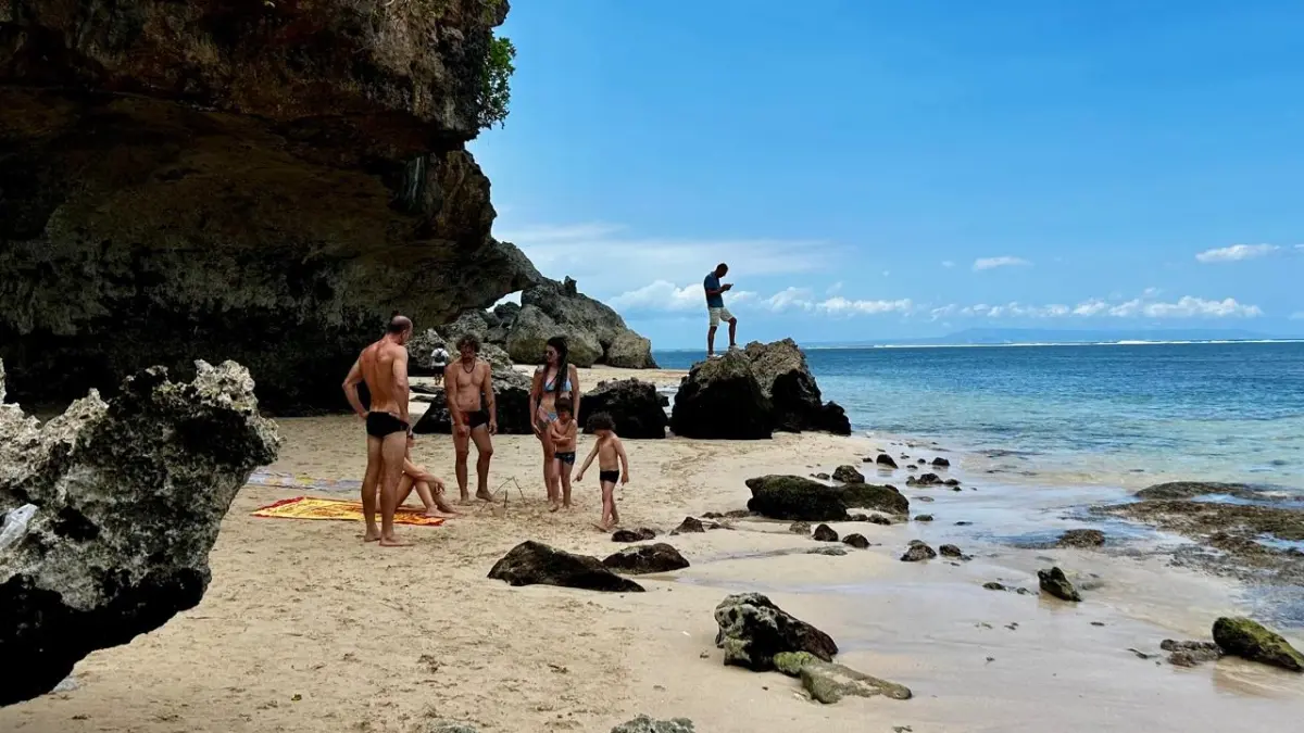 Kunjungan wisman di Pantai Geger, Desa Sawangan, Kuta Selatan. (Agung Bayu/Bali Express)