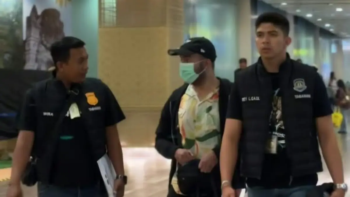 Proses deportasi WN Belanda yang overstay di Tabanan selama 398 hari di Bali. (Ist)