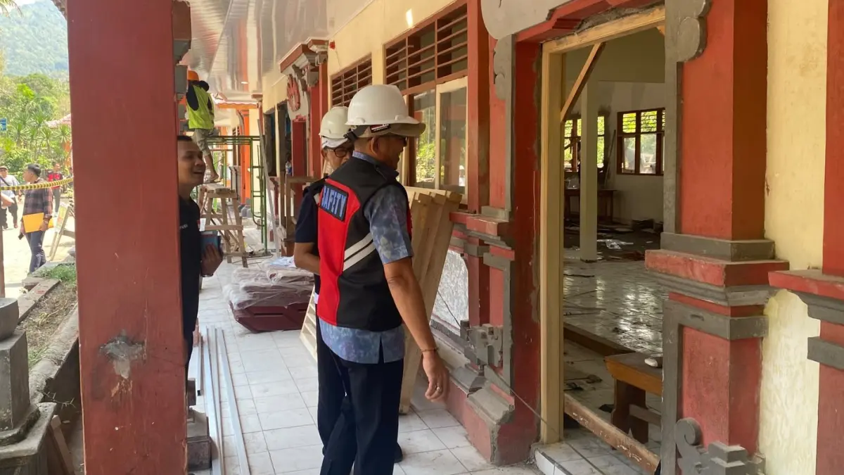 Bupati Karangasem I Gusti Putu Parwata saat melaksanakan sidak ke sejumlah sekolah di Desa Bukit, Karangasem. (Ist)