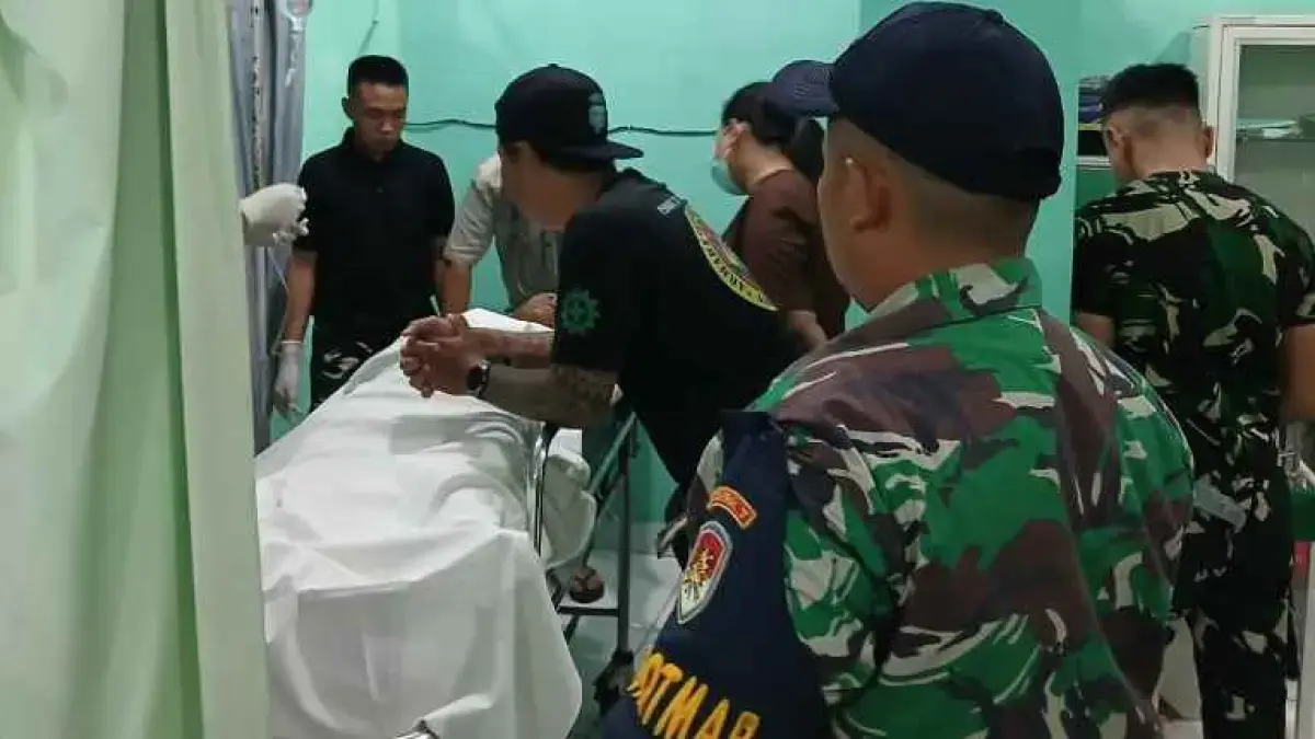 SA terselamatkan dan dievakuasi petugas setelah diselamatkan nelayan. (Pos AL Gilimanuk)