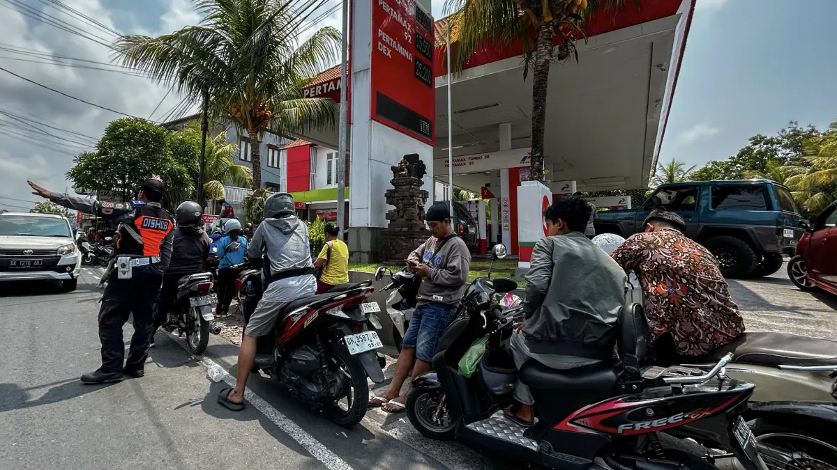 Antrean pembelian BBM di SPBU Jalan Nangka Utara, Denpasar, Rabu (14/10). (Agung Bayu/Bali Express)