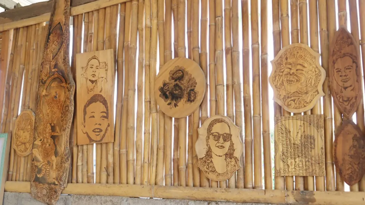 Produk bambu lukisan Gede Suarsa. (Dian Suryantini/Bali Express)