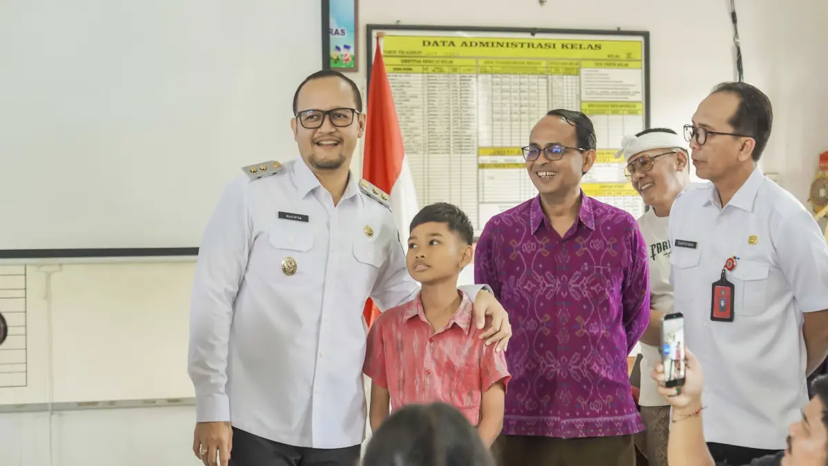 Wabup Bagus Alit Sucipta meninjau hasil Program Revitalisasi Satuan Pendidikan dan pemanfaatan Papan Interaktif Digital di SD No. 3 Abiansemal, Rabu (14/10). (PROKOMPIM SETDA BADUNG)