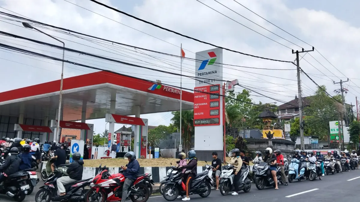 Antrean panjang terjadi di SPBU Bebalang, Kota Bangli, Rabu (14/10/2026). (I Made Mertawan/Bali Express)