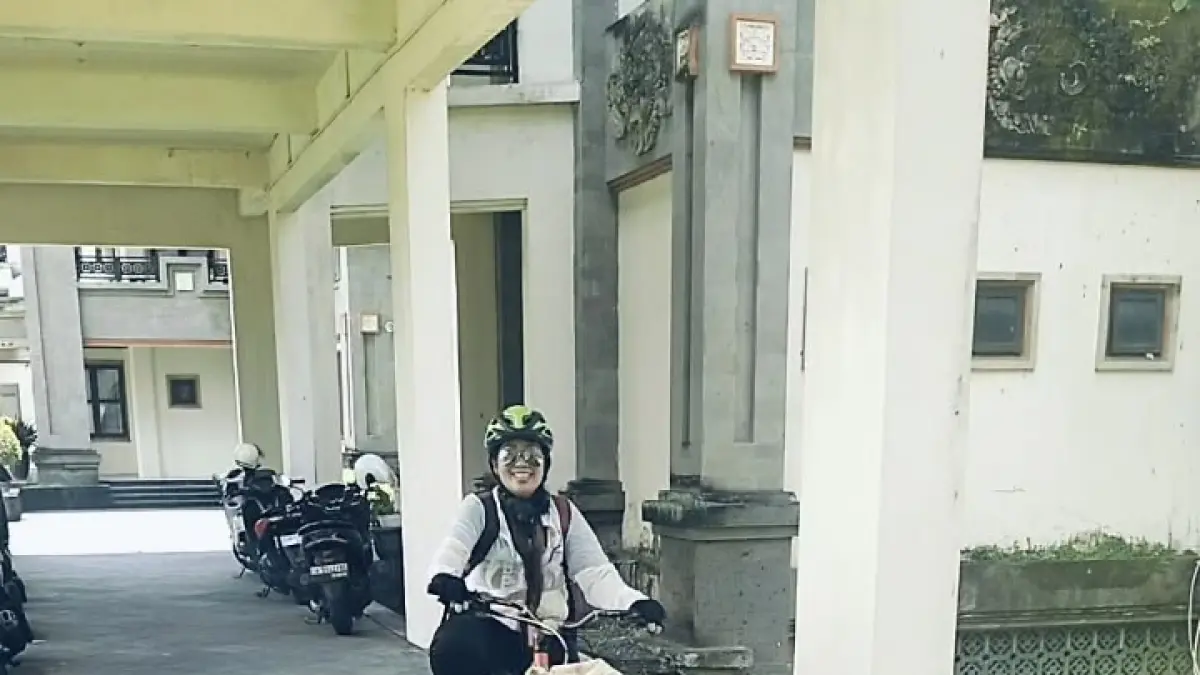 GOWES: Ni Nyoman Muliartini alias Della, staf Bagian Prokompim Setda Badung, yang memilih bersepeda ke kantor. (ist)
