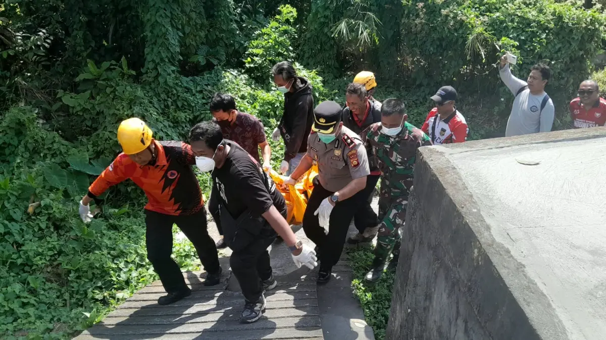Proses evakuasi mayat yang ditemukan di Dam Subak Nyitdah, Tabanan, &nbsp;Kamis (15/10/2026) pagi. (Ist)