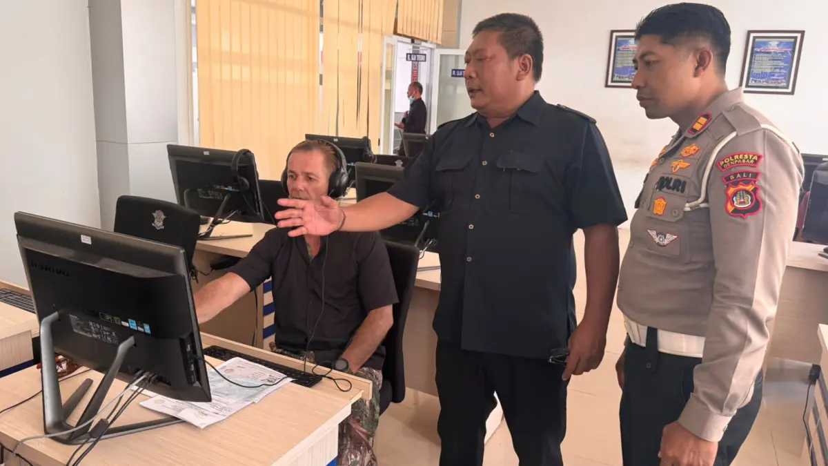 Satpas SIM Polresta Denpasar Kedepankan Pelayanan Humanis, Pemohon Diberi Pendampingan Ujian Teori