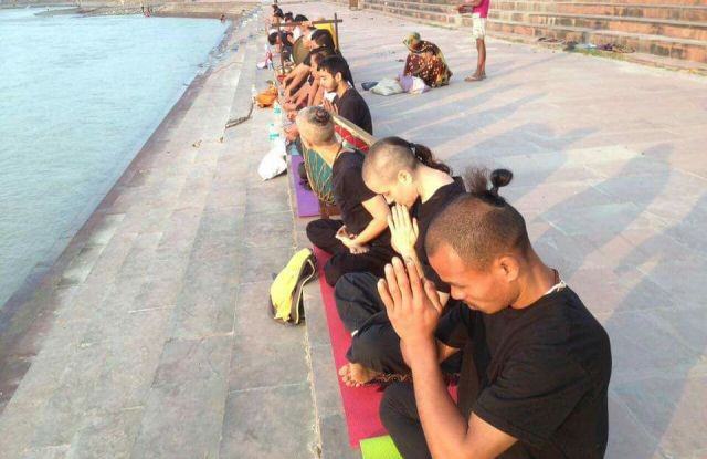 Para Yogi di India Gelar Doa Khusus untuk Gunung Agung di Tepi Gangga