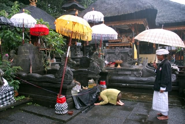 Begini Makna Ritual Sujud Usai Sembahyang di Pura Kancing Gumi