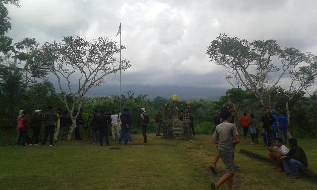 Gunung Agung Diselimuti Kabut Tebal, BVMBG Cek Pakai Helikopter