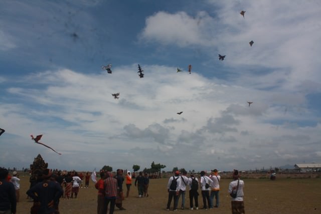 Lomba Layang-layang Meriahkan HUT TNI Ke-72 di Pengambengan