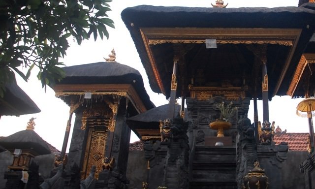 Makan Daging Babi, Pemangku Pura Botoh Langsung Pingsan