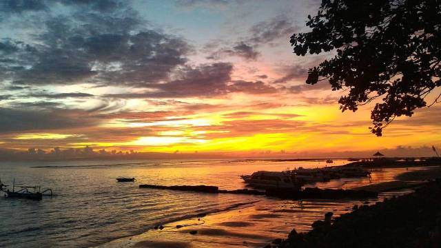 Menunggu Pesona Matahari Terbit  dari Sanur Street Beach Walk