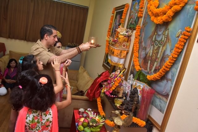 Pakai Canang dan Gebogan, Puja Dipawali Adopsi Budaya Bali
