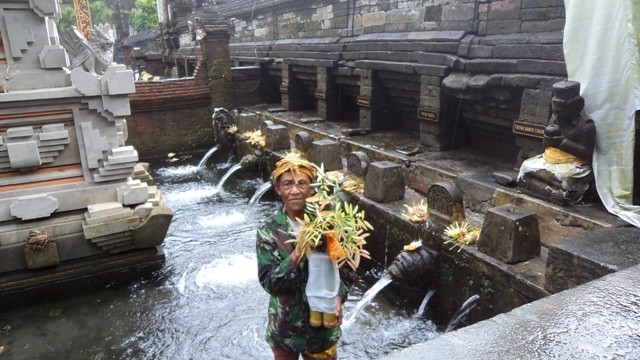 Pancaka Tirta di Pura Tirta Empul untuk Pamuput Dewa Yadnya