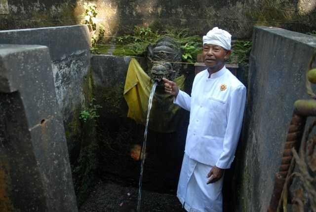 Pura Beji Taman Suranadi, Tempat Melukat Berusia Ratusan Tahun