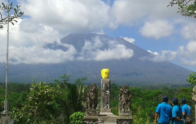 PVMBG Pasang Alat Pemantau Gas di Sekitar Gunung Agung
