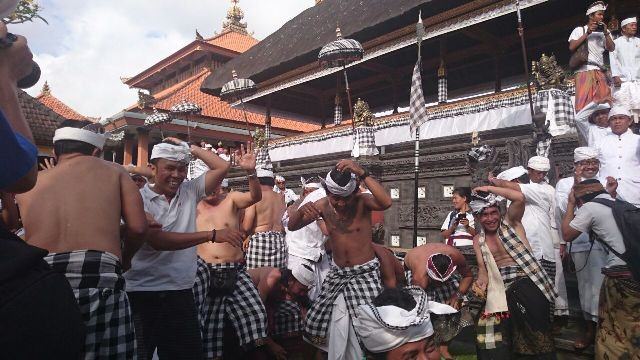 Ritual Siat Tipat Bantal, untuk Kesuburan Semesta