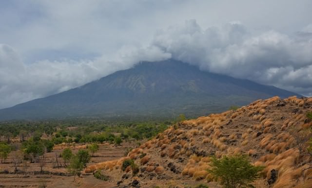 Semburan 1,5 Km dari Kawah Gunung Agung adalah Uap Air akibat Hujan