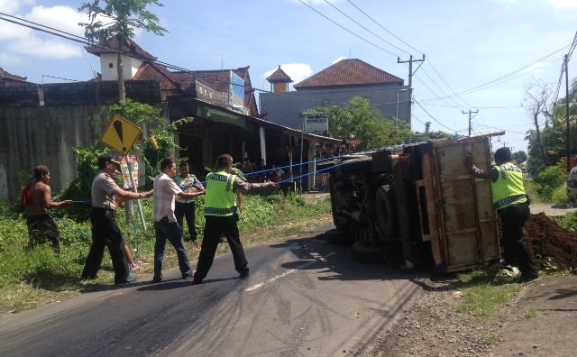 Truk Terguling di Jalur Tabanan-Yeh Gangga