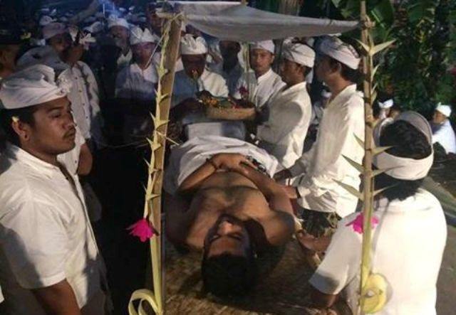 Demi Kesembuhan Ayahnya, Seorang Pemuda Tantang Maut Jadi Watangan