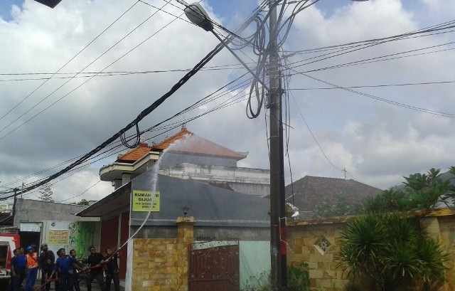 Kabel Jaringan PLN Terbakar, Warga Jalan Astina Selatan Gianyar Panik