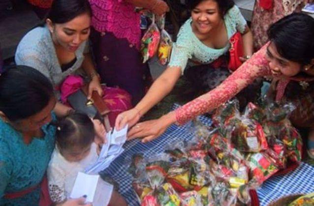 Madagang-dagangan dalam Otonan Pertama adalah Simbol Anugerah Profesi