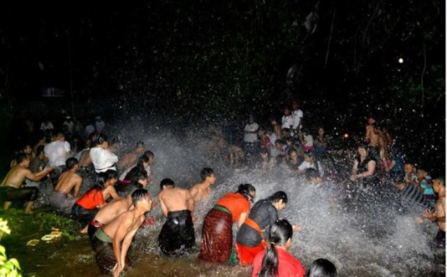 Magobag-gobagan, Tradisi Remaja Berebut Tirta Perawan